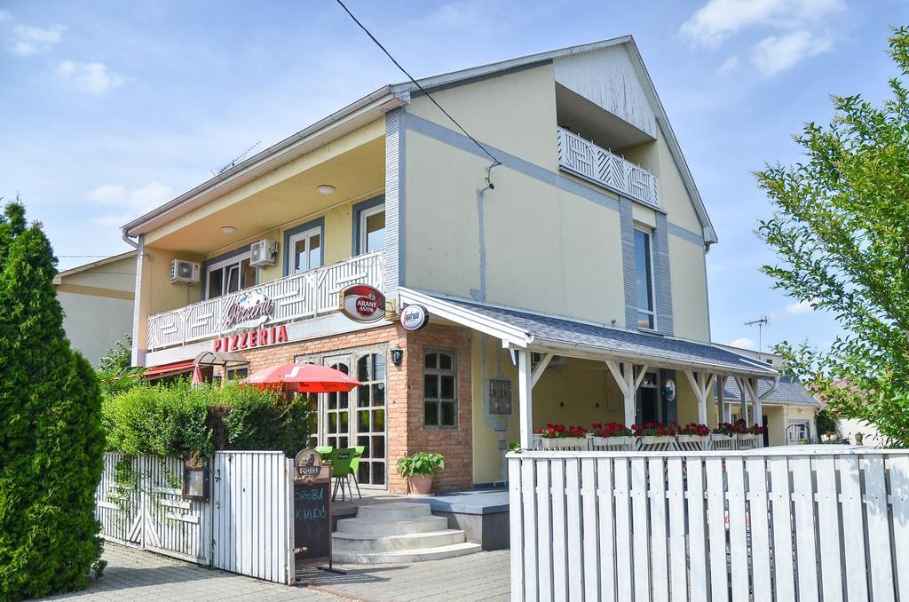 Clock Cafe Pizzeria Es Panzio Hotel Hajduszoboszlo Exterior photo