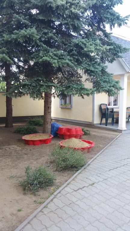 Clock Cafe Pizzeria Es Panzio Hotel Hajduszoboszlo Exterior photo